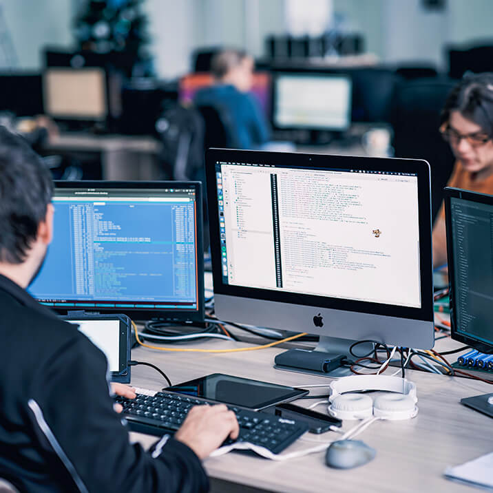 A workplace of an Integra Sources programmer who develops software using the Qt framework.
